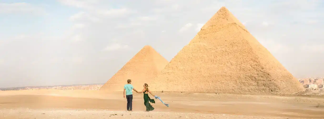 Ein Paar bei der Besichtigung der Pyramiden von Gizeh